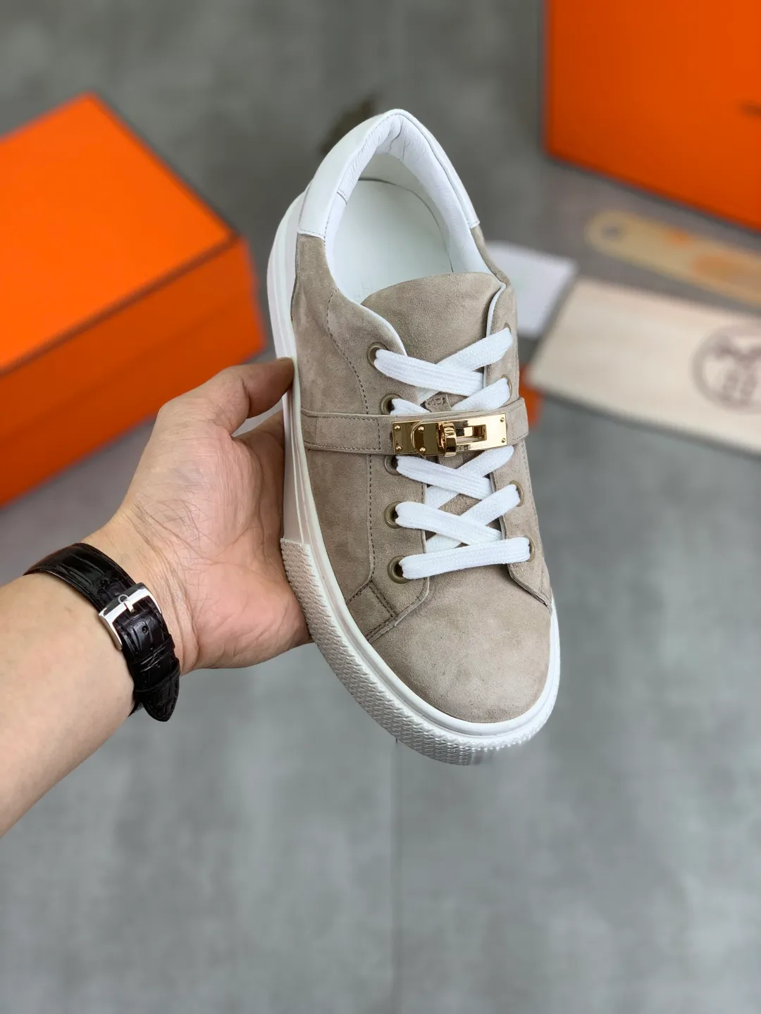 Men's men's shoes 💰P640 New Hermes top version Hermès classic couple style #𝐊𝐞𝐥𝐥𝐲 buckle casual white shoes skateboard shoes that will not conflict with shoes at all. Full of unknowns, Hermès rarely produces flat casual shoes and they are paired with classic palladium-plated Kelly shoe buckles! You'll fall in love with it at first sight. It's super versatile and can be worn with any skirt or pants. 🉑️Close your eyes and wear it. It's super noble. Fabric: Specific cowhide/canvas material. Lining: Sheepskin lining. Outsole: Original molded TPU outsole. Size: 35-45.
